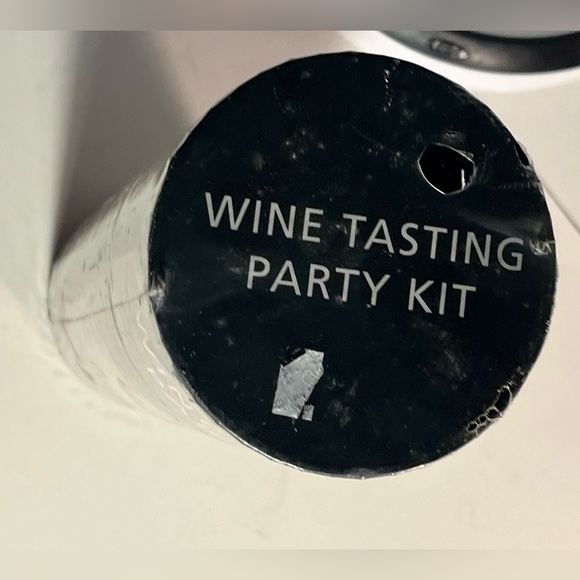 URBAN TREND Pull It WINE TASTING PARTY KIT New & Sealed 12 Invitations, 3 Bags. - Picture 6 of 7